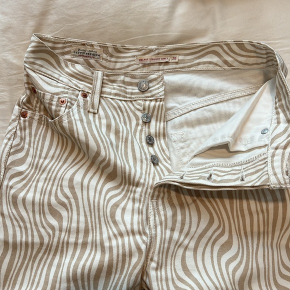 Levi's Ribcage Straight Ankle Jeans in Optic Wavy Heat - Picture 6 of 9